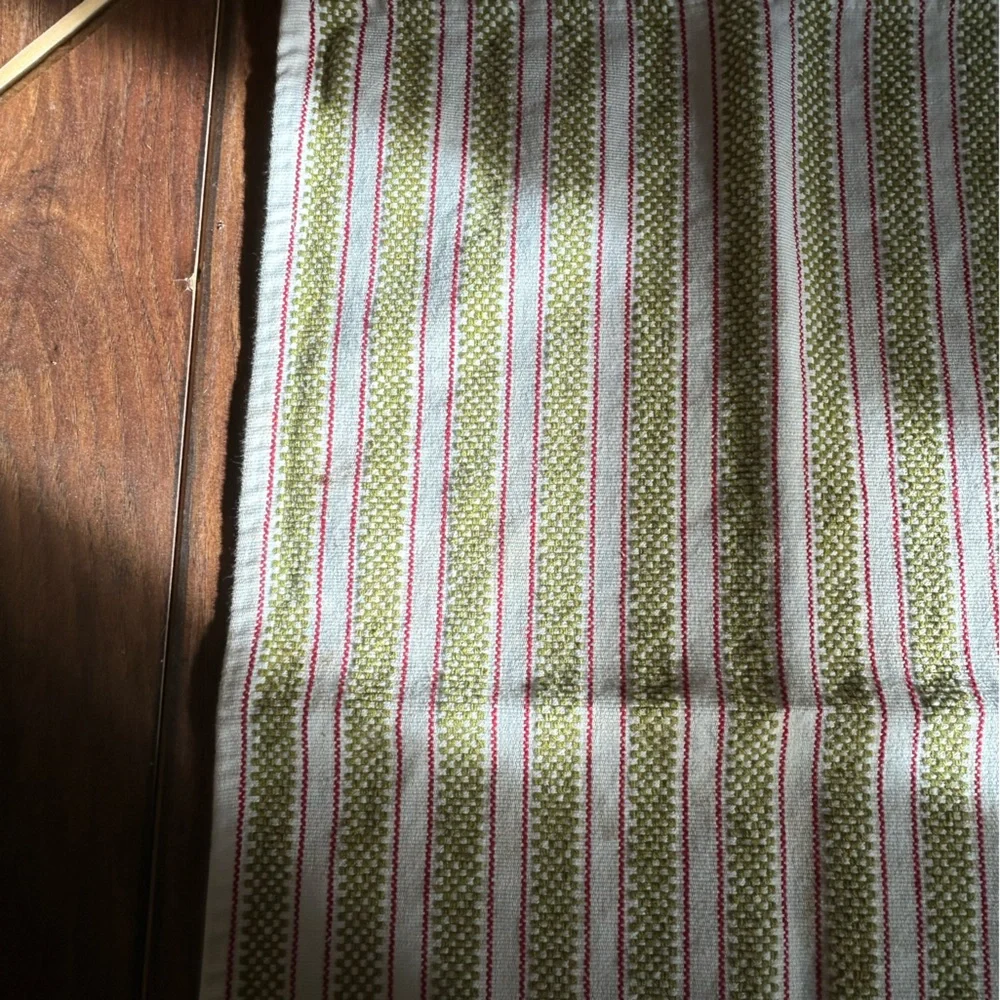 Set of 4 Hand Towels White Red Green Christmas Holiday Kitchen Bathroom Decor